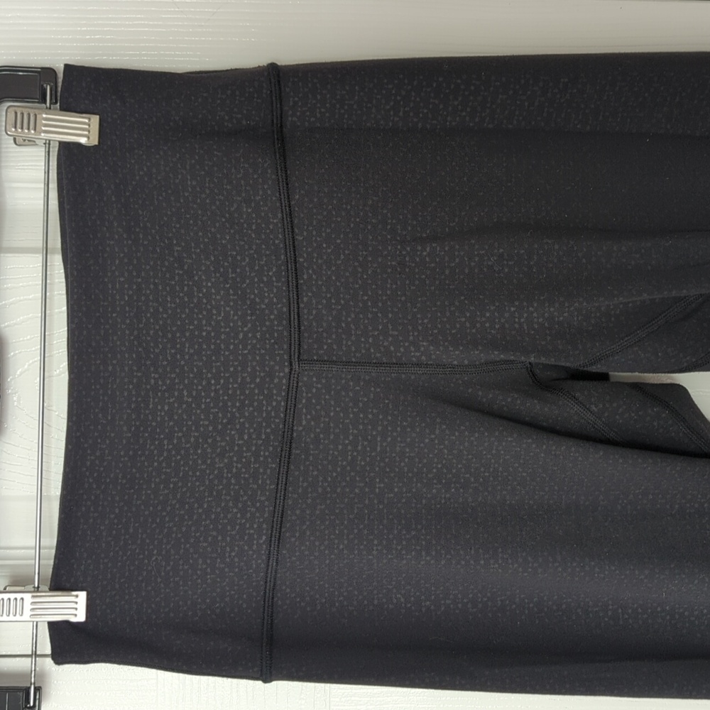 ~LULULEMON~ BLACK EMBOSSED 7/8 ALIGN 26" INSEAM LEGGINGS-SIZE 6